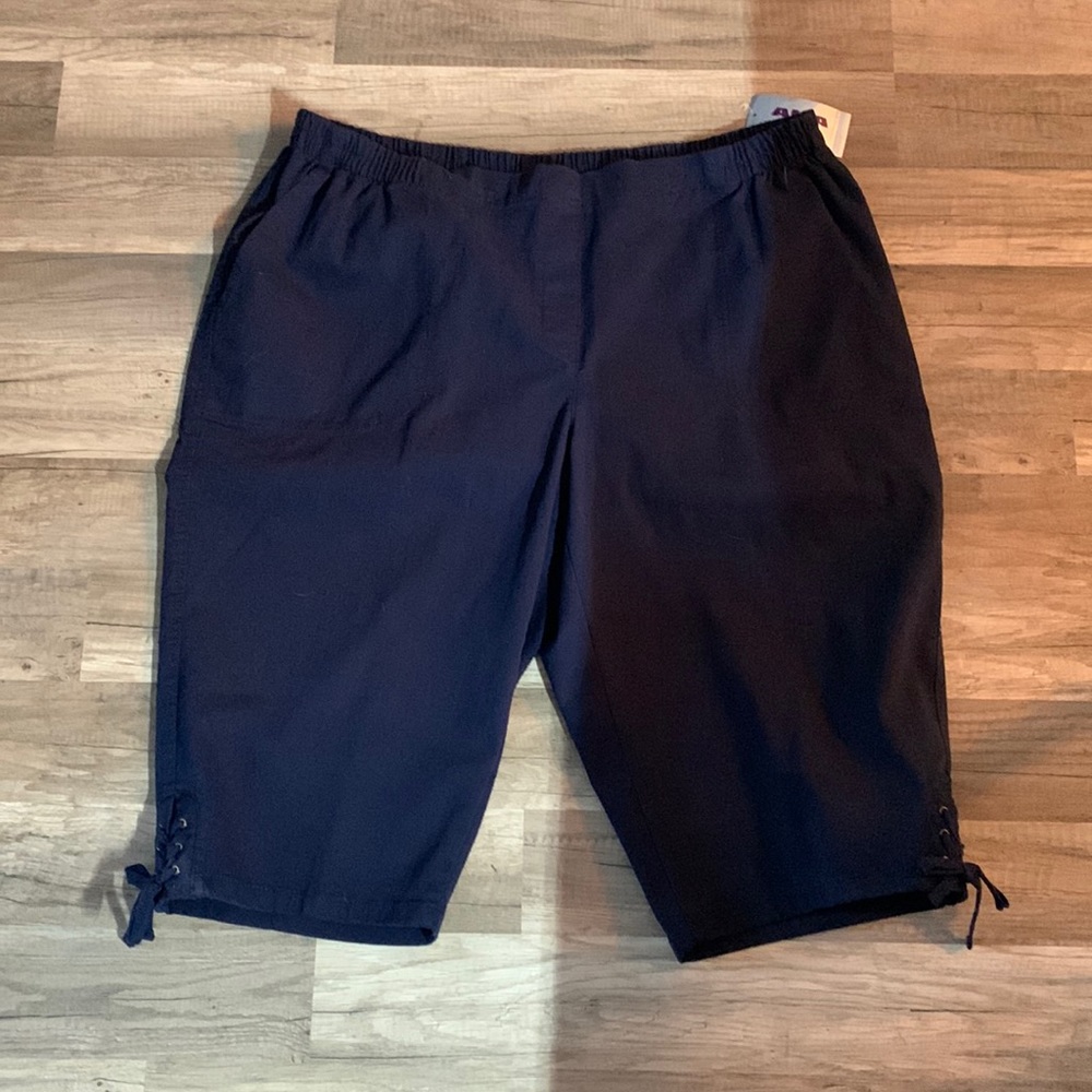 Ladies Alia Navy Blue Capris Sz 20 NWT